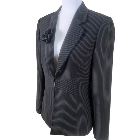 Tahari ASL Size 8 Flower Brooch Pinstripe Blazer Jacket Black White Career - Picture 2 of 15
